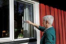 Viser en dame, der vasker vinduer